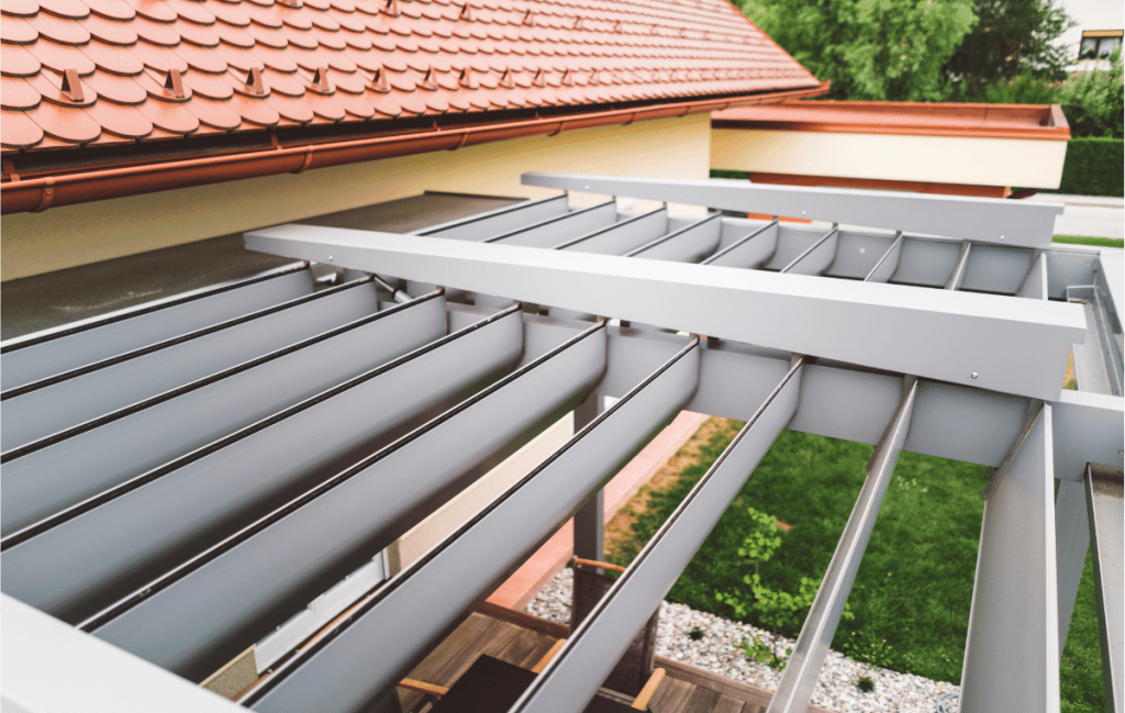 Techos y pérgolas metálicas: una solución duradera para cocheras y patios
