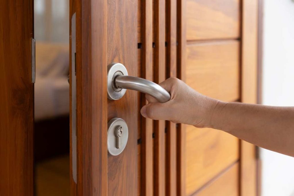 Me quedé afuera de casa: qué hacer paso a paso hasta que llegue el cerrajero