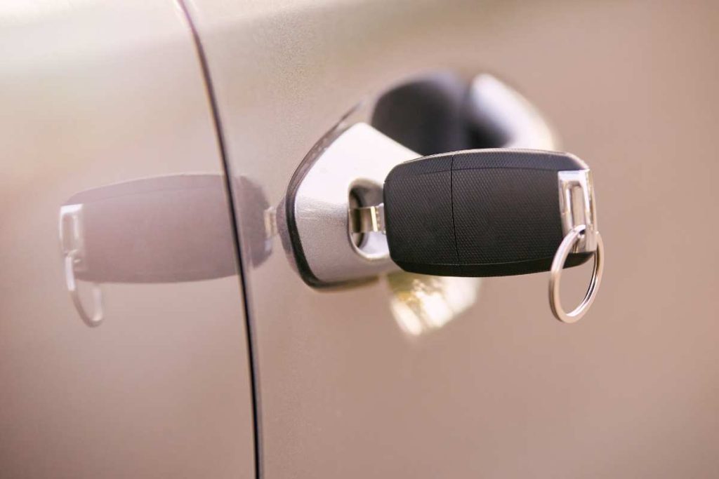 Me quedé encerrado afuera del auto: qué hacer sin dañar el vehículo