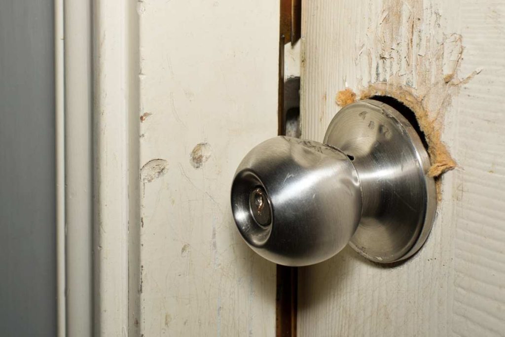 Puerta forzada: qué hacer inmediatamente después de un robo